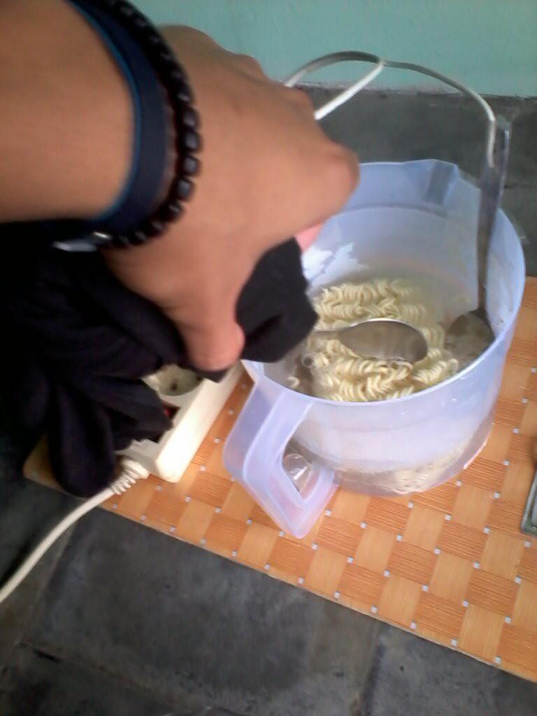 KETIKA GA ADA KOMPOR BUWAT MASAK MIE &#91;ANAK KOS MASUK&#93; 