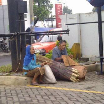 Salut Buat Si Embah Ini Gan Tetap Berusaha Walaupun Renta, 