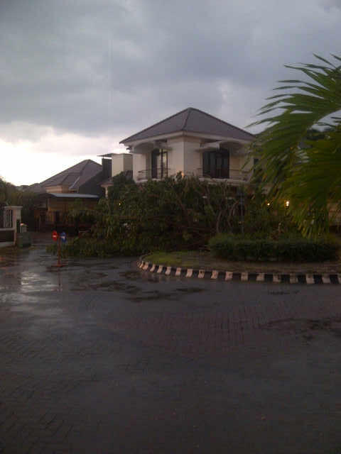 Surabaya Hujan Ada Es-nya