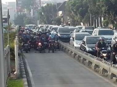 &#91;berlakukan contraflow!&#93; Nekat! Ada Razia di Busway Mampang, Pemotor Putar Balik