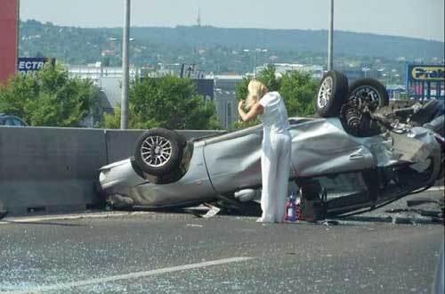 Foto - Foto Kecelakaan Mobil yang Aneh