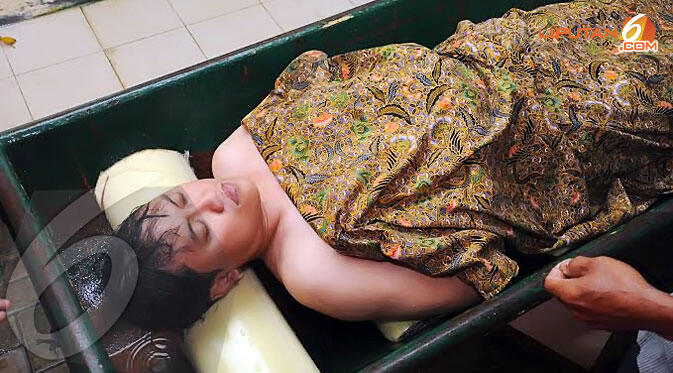 Arya Wiguna Menjalani Sumpah Pocong