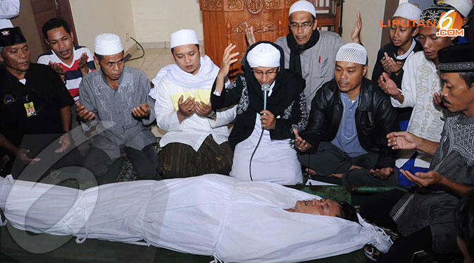 Arya Wiguna Menjalani Sumpah Pocong