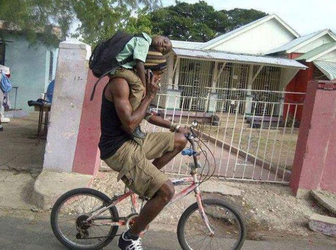 8 Foto Kegiatan Multitasking Manusia Paling Konyol , Cekimprot gan 