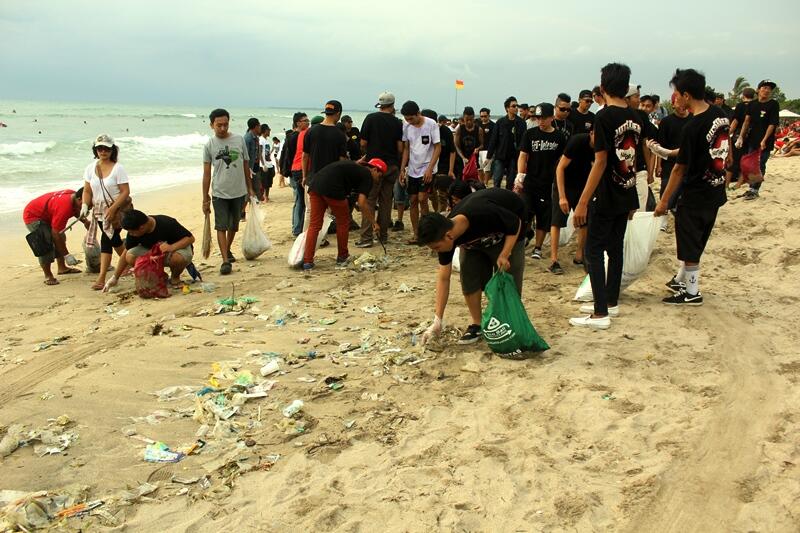 #KutaBeachCleanup Laporan Kegiatan Komunitas Bali Bersih &amp; The Bullhead