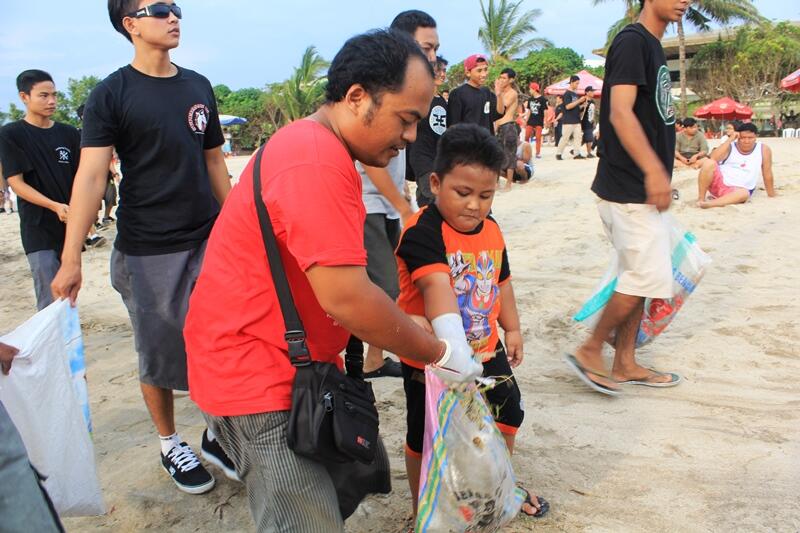 #KutaBeachCleanup Laporan Kegiatan Komunitas Bali Bersih &amp; The Bullhead