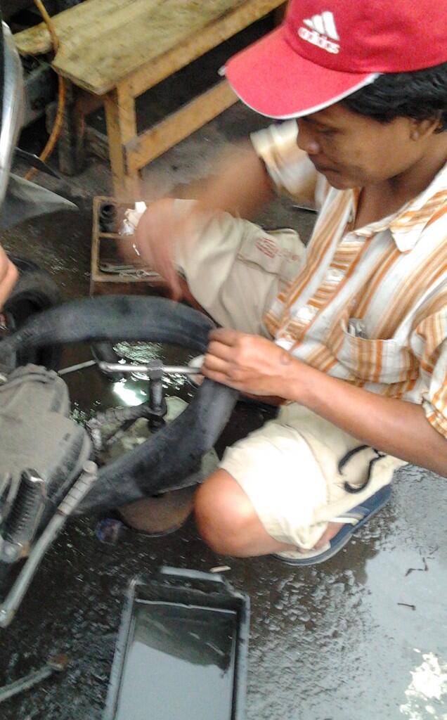Ketika tukang tambal ban alih profesi menjadi tukang jahit ban