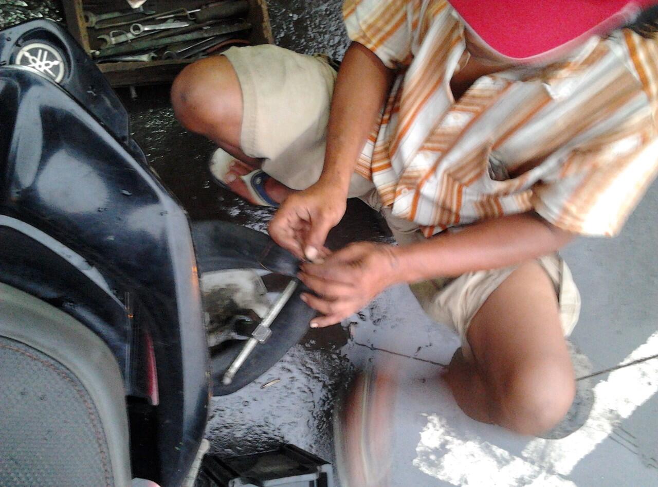 Ketika tukang tambal ban alih profesi menjadi tukang jahit ban