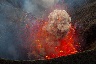 Petir Vulkanik ( Volcanic Lightning )