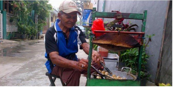 Kisah kakek penjual basreng, kerja 12 jam untung Rp 20 ribu