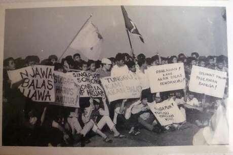 Foto Kenangan Saat Jenazah Usman-Harun Dibawa ke Indonesia