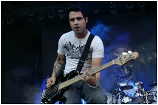 makna lagu so far away a7x