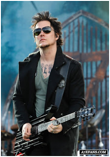 makna lagu so far away a7x