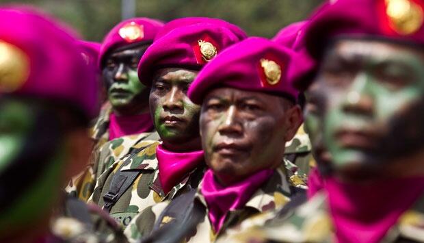 GILAA!!!status awas &amp; adanya prediksi awan panas, marinir TNI AL tembus puncak kelud
