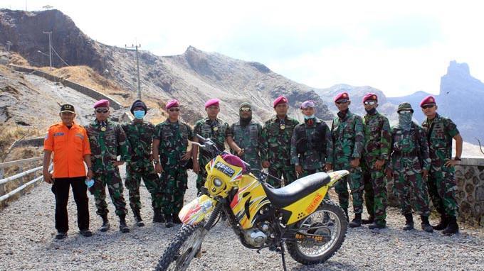 GILAA!!!status awas &amp; adanya prediksi awan panas, marinir TNI AL tembus puncak kelud