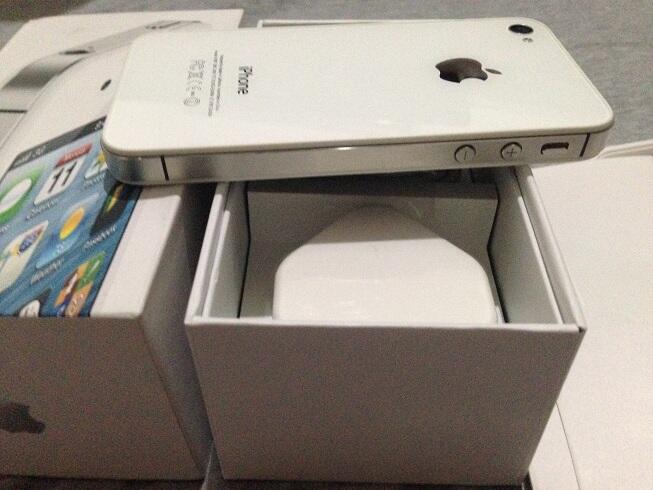 Iphone 4s hitam dan putih 32gb mantap tidak kalah dengan yang baru
