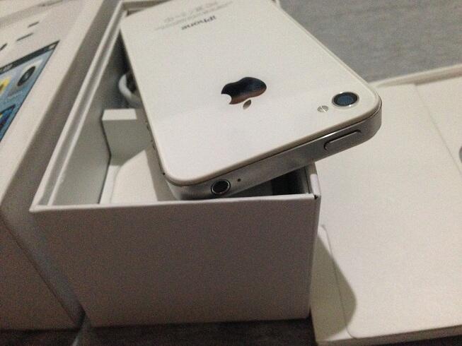 Iphone 4s hitam dan putih 32gb mantap tidak kalah dengan yang baru