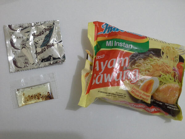 &#91;cacat&#93; Buka bungkus Indomie gak ada minyaknya !