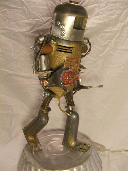 Patung Robot Metal Terbuat dari Barang Daur Ulang yang Super Keren
