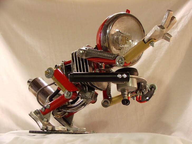 Patung Robot Metal Terbuat dari Barang Daur Ulang yang Super Keren