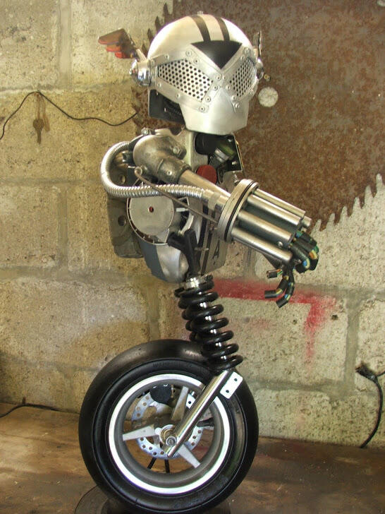 Patung Robot Metal Terbuat dari Barang Daur Ulang yang Super Keren