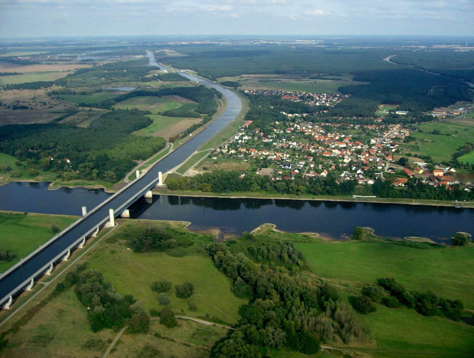 Aqueduct, Jembatan Berisi Air Yang Melintas Di Atas Air