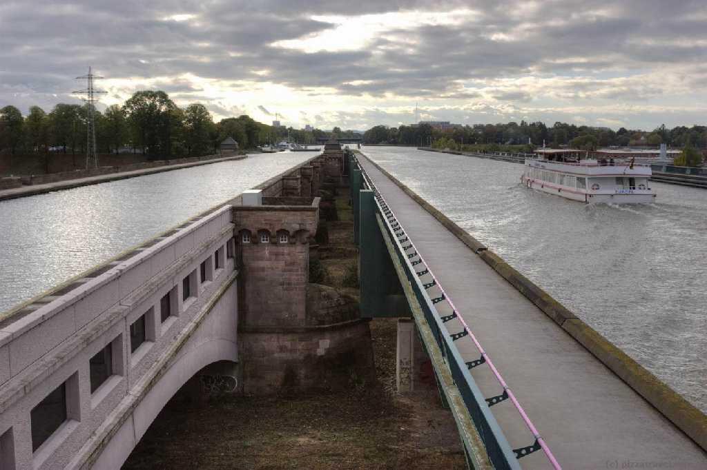 Aqueduct, Jembatan Berisi Air Yang Melintas Di Atas Air