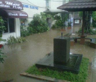 penampakan kampus ane pas banjir ni gan. :'(