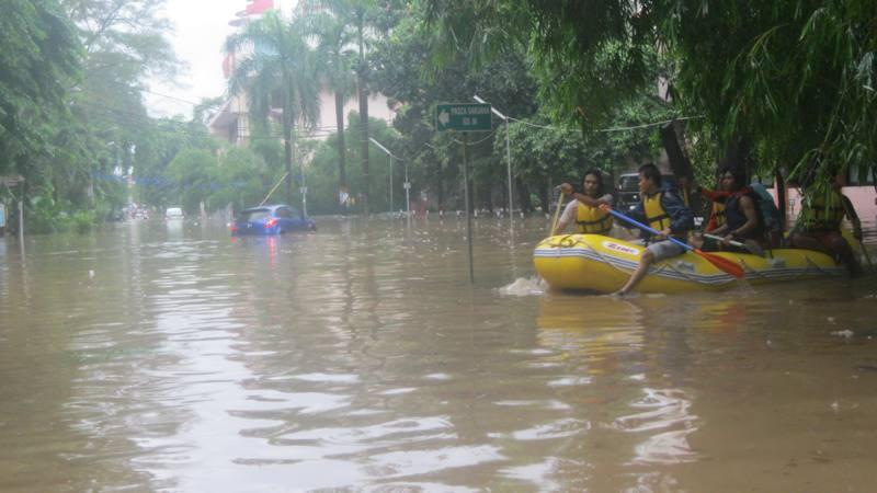 penampakan kampus ane pas banjir ni gan. :'(