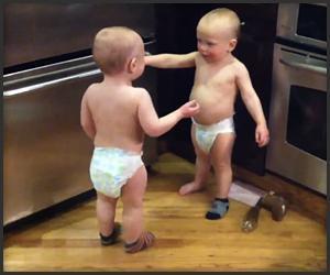 Kumpulan Foto Bayi Kembar yang Konyol n Lucu