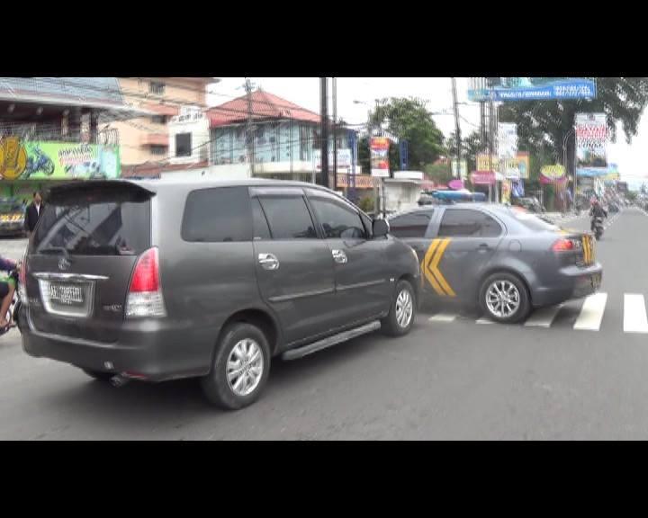 Seru... Mobil polisi melanggar marka, ditabrak Innova!!!