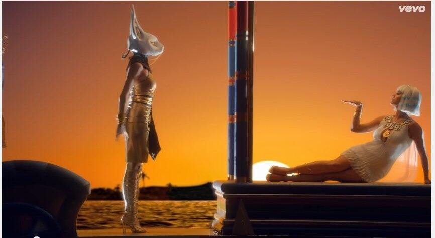 di Video klip katy Perry ada Lafadz Alloh SWT gan..