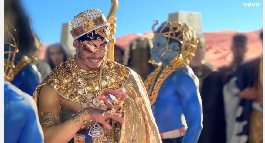 di Video klip katy Perry ada Lafadz Alloh SWT gan..