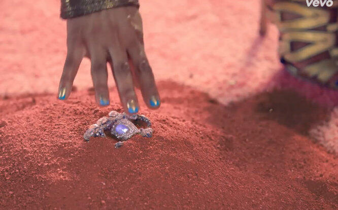 di Video klip katy Perry ada Lafadz Alloh SWT gan..