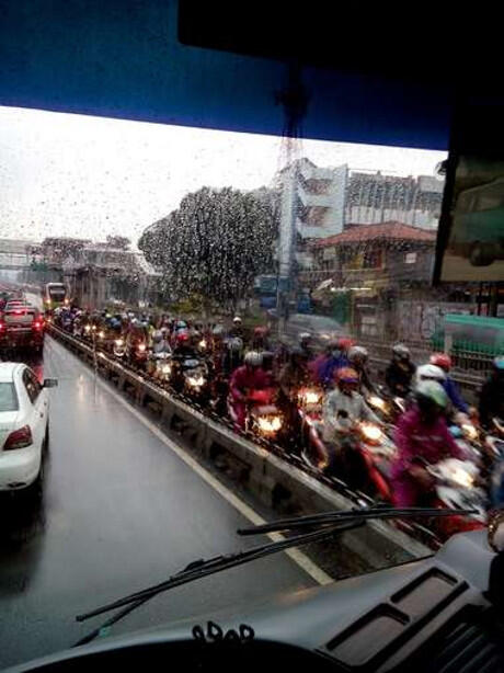 Ngakak: Kejebak Busway, Takut ditilang, Bus Suruh Mundur