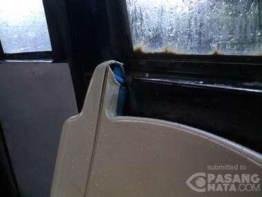 &#91; odong odong &#93; Bocor dan Becek, Bus TransJ Ini Dihindari Penumpang Meski Jam Sibuk