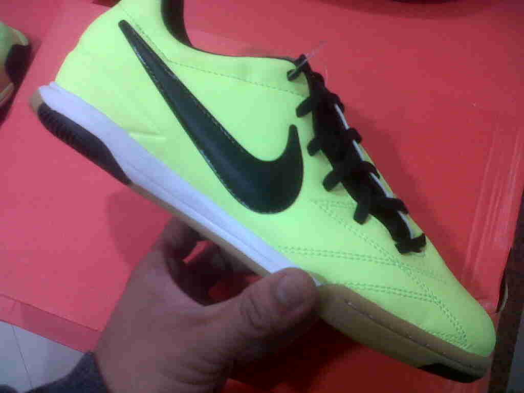 SEPATU FUTSAL NIKE TIEMPO NATURAL IV, TOTAL 90 MANGGO, SURABAYA