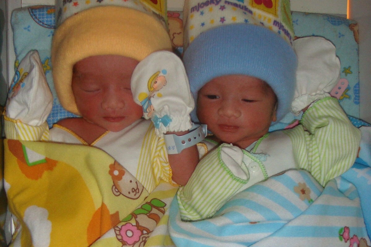 Kumpulan Foto Bayi Kembar yang Konyol n Lucu