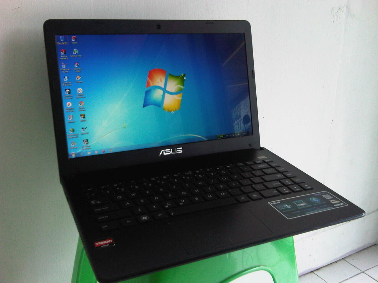 Laptop Asus AMD VGA 1 GB DDR3 2 GB HDD 320 GB