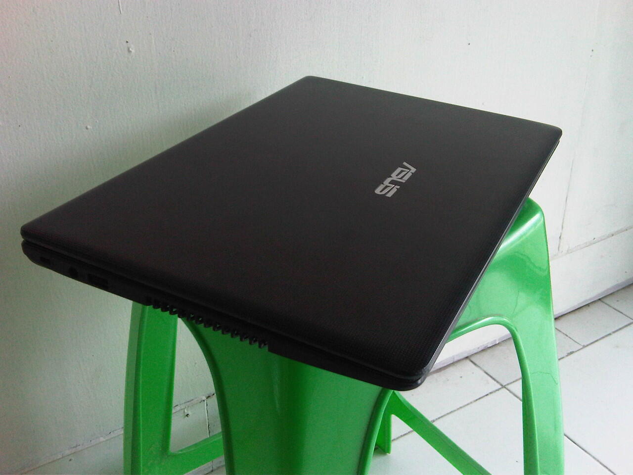 Laptop Asus AMD VGA 1 GB DDR3 2 GB HDD 320 GB