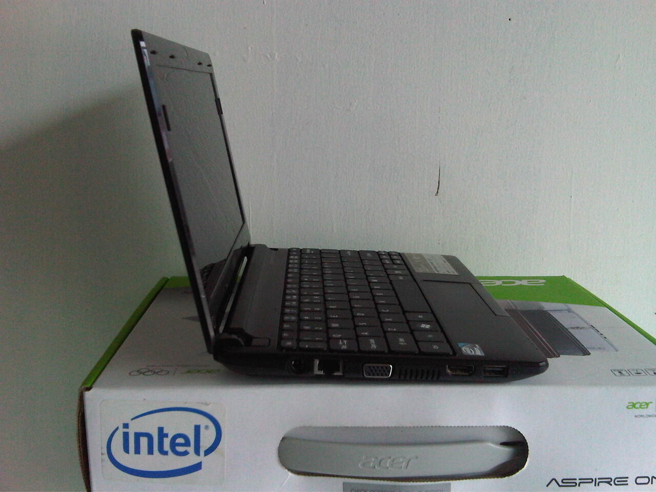 Acer One N2600 4 CPU DDR3 2 GB HDD 320 GB Fullset Garansi