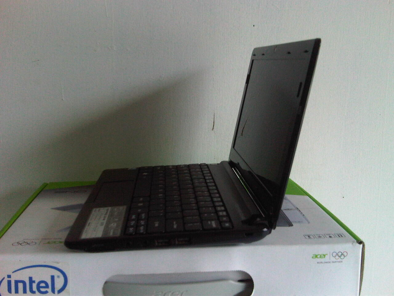 Acer One N2600 4 CPU DDR3 2 GB HDD 320 GB Fullset Garansi