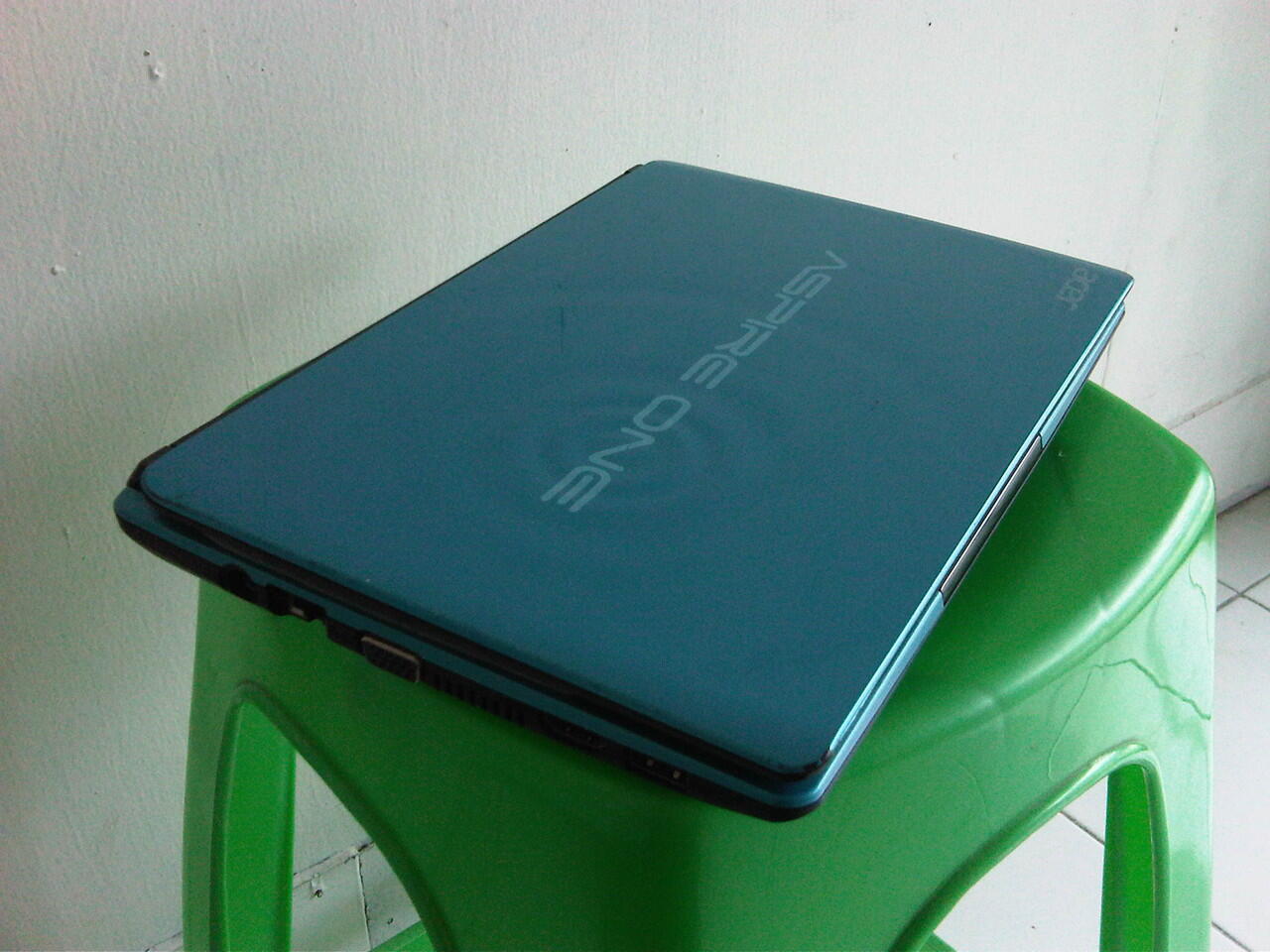 Acer One Netbook N2600 4 CPUs DDR3 2 GB HDD 320 GB