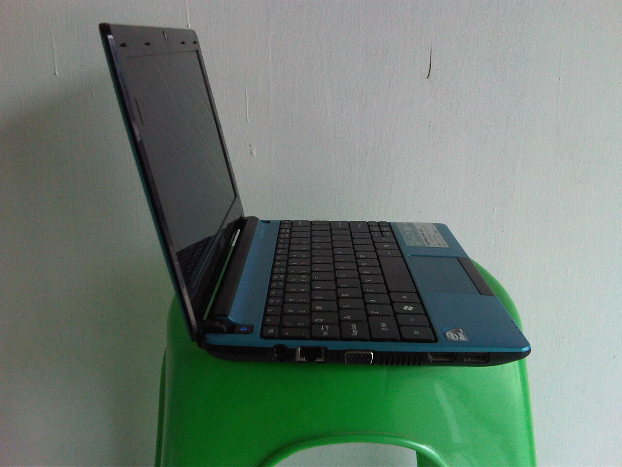 Acer One Netbook N2600 4 CPUs DDR3 2 GB HDD 320 GB