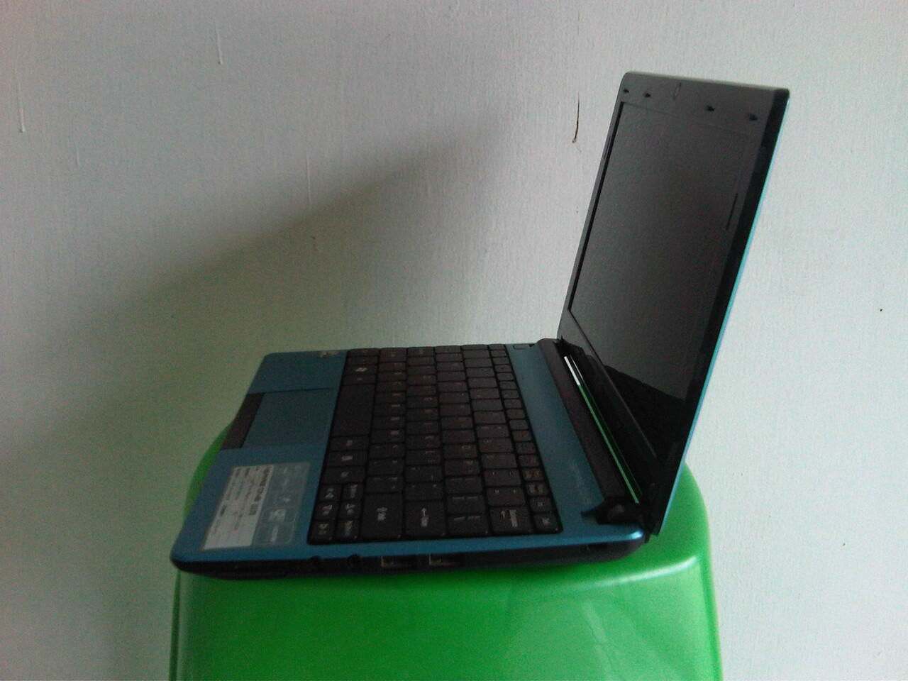 Acer One Netbook N2600 4 CPUs DDR3 2 GB HDD 320 GB