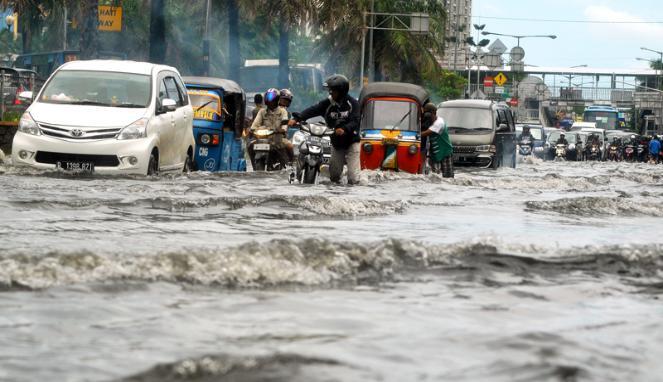 8 Alasan Pengendara Motor Nerobos Banjir ( Picture )