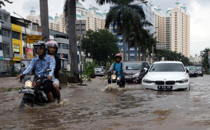 8 Alasan Pengendara Motor Nerobos Banjir ( Picture )