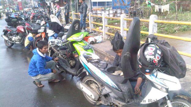 8 Alasan Pengendara Motor Nerobos Banjir ( Picture )