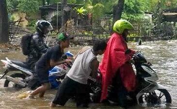 8 Alasan Pengendara Motor Nerobos Banjir ( Picture )