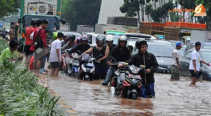 8 Alasan Pengendara Motor Nerobos Banjir ( Picture )